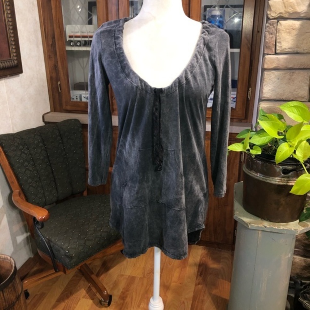SILVER CHARM SIZE SMALL GRAY DISTRESSED LONG SLEEVE TOP WITH HANDPOCKETS